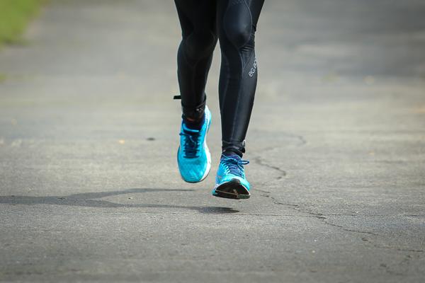 Estudio sugiere que tenis minimalistas mejoran economía de carrera